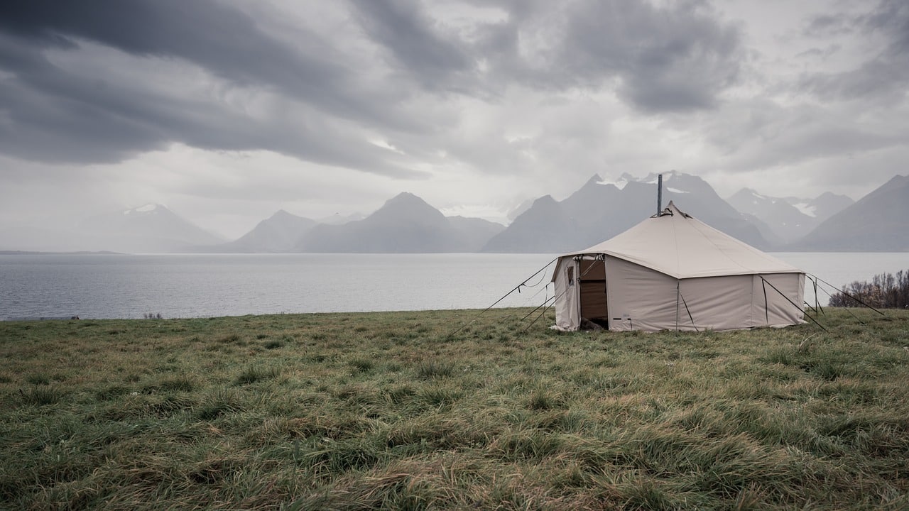 אוהל ליד הים 