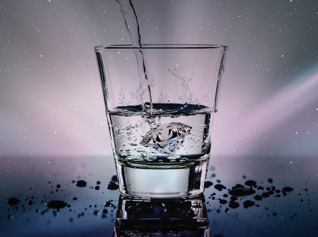 כוס מתמלאת מים