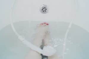 בחורה עושה אמבטיה אחרי פתיחת סתימה