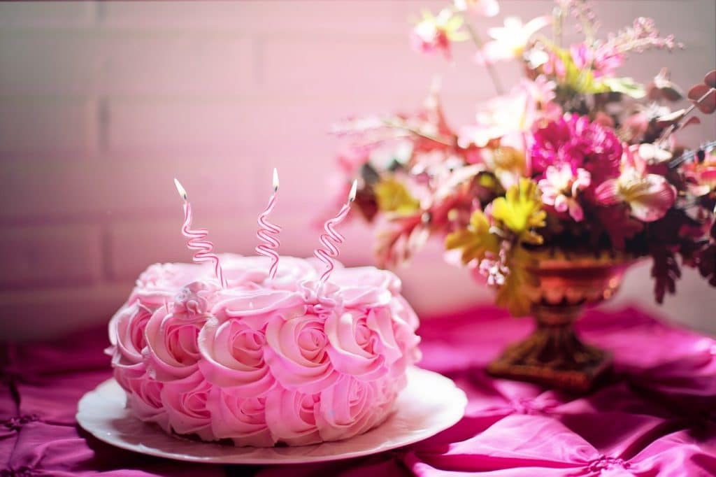 עוגת יום הולדת ורודה